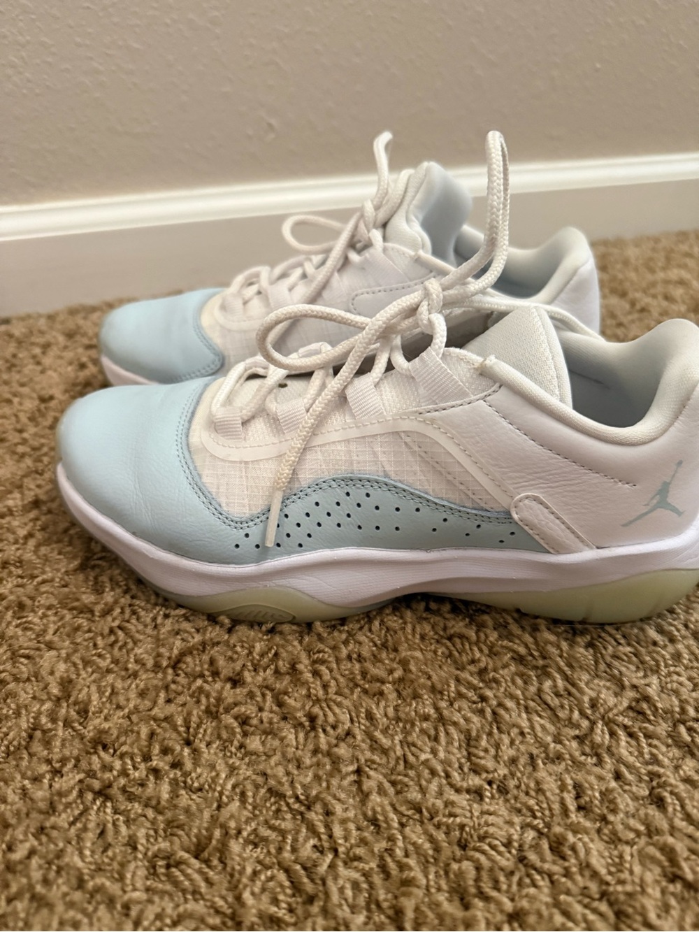 Jordan Low-Top Sneakers in White & Light Blue size 6